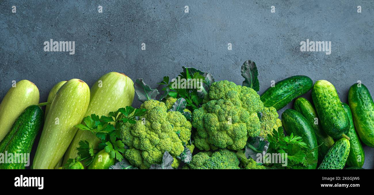 Verdure fresche e verdi su sfondo scuro. Assortimento di verdure. Foto Stock