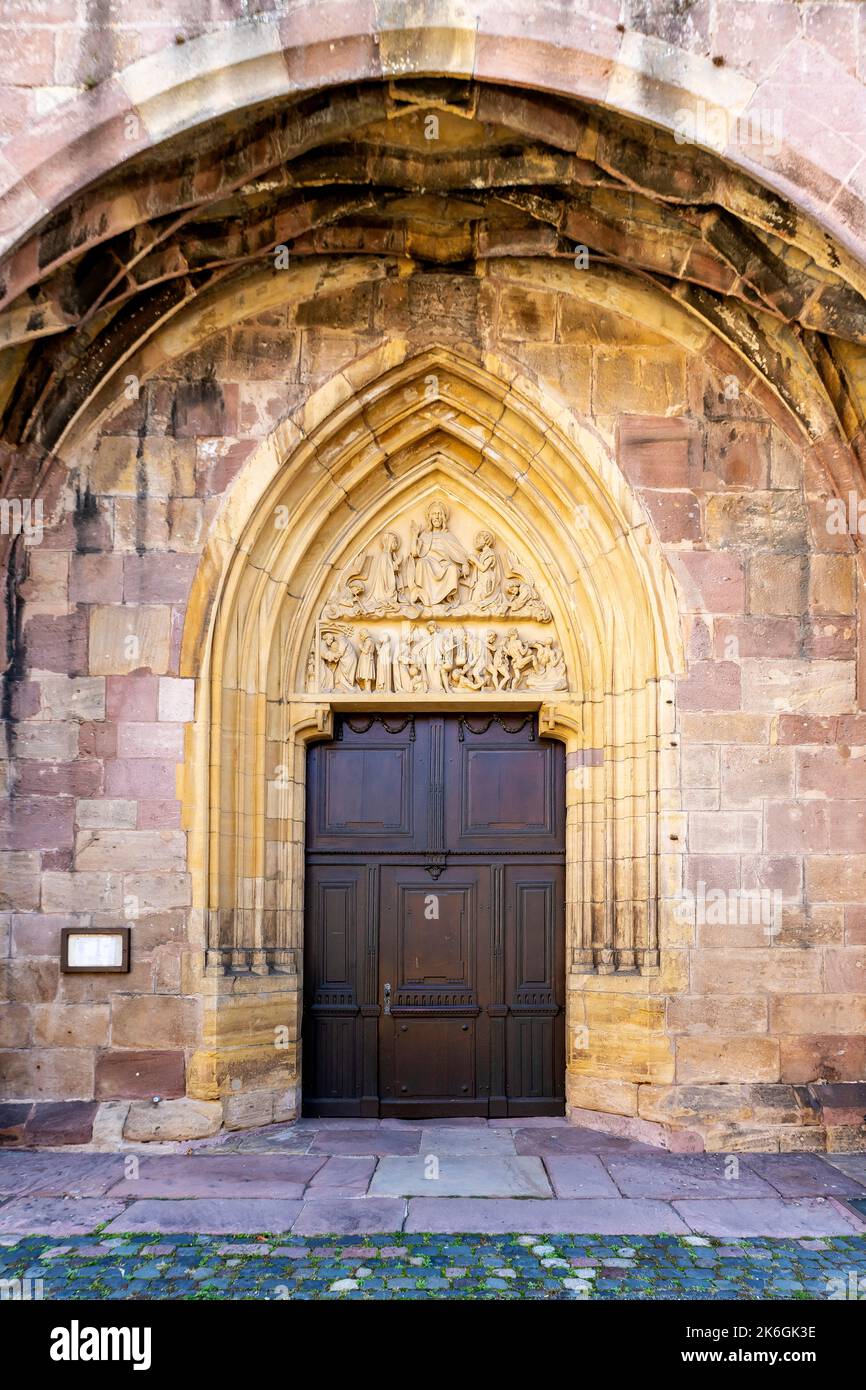 Il Giudizio universale sul portale ovest alla chiesa di Saint-Maurice (Chiesa di Saint Maurice) è la chiesa parrocchiale medievale della piccola città di Soultz, i Foto Stock