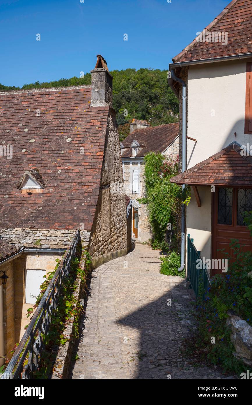 vecchia strada e case a roque la geac in francia Foto Stock