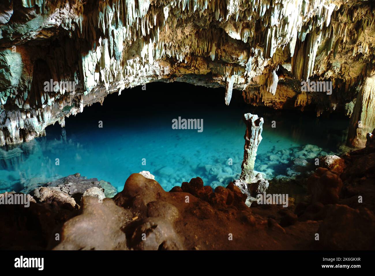 Una grotta con piscina naturale di acqua salata Foto Stock