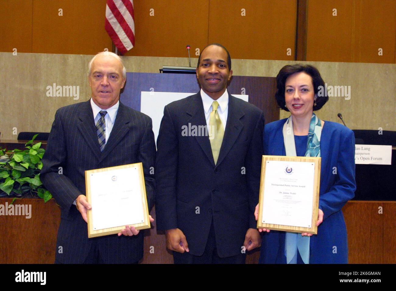 La sessione del Secretary Open Forum nell'Auditorium di Loy Henderson, con la partecipazione del Dr. James Finckenauer, Professore alla Scuola di Giustizia penale presso l'Università di Rutgers e Direttore del Centro Internazionale dell'Istituto Nazionale di Giustizia del Dipartimento di Giustizia, E Janine Wedel, professore associato alla Graduate School of Public and International Affairs dell'Università di Pittsburgh. I relatori sono stati presentati e premiati da Alan Lang dello staff dell'Open Forum. Foto Stock