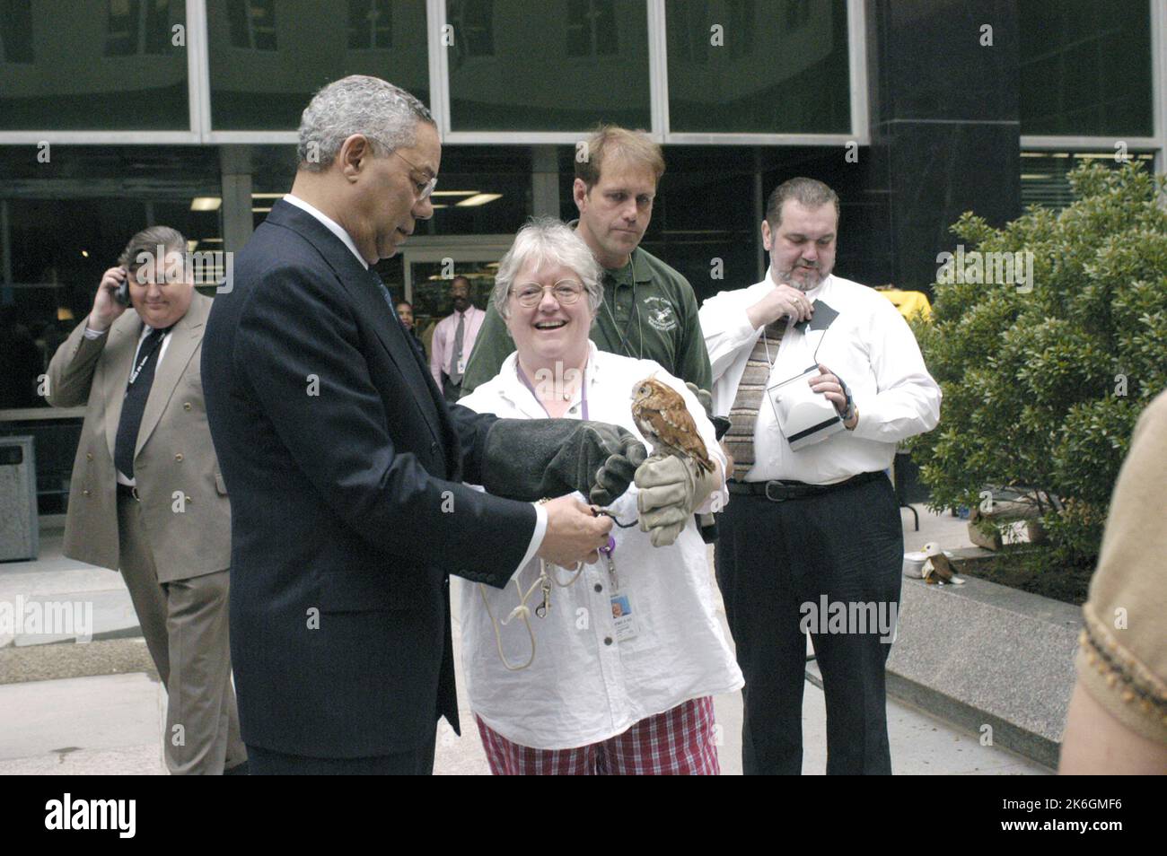Rispetto della Giornata della Terra, con il Segretario Colin Powell e i visitatori della fauna selvatica, fuori dall'Harry S. Truman Building Foto Stock