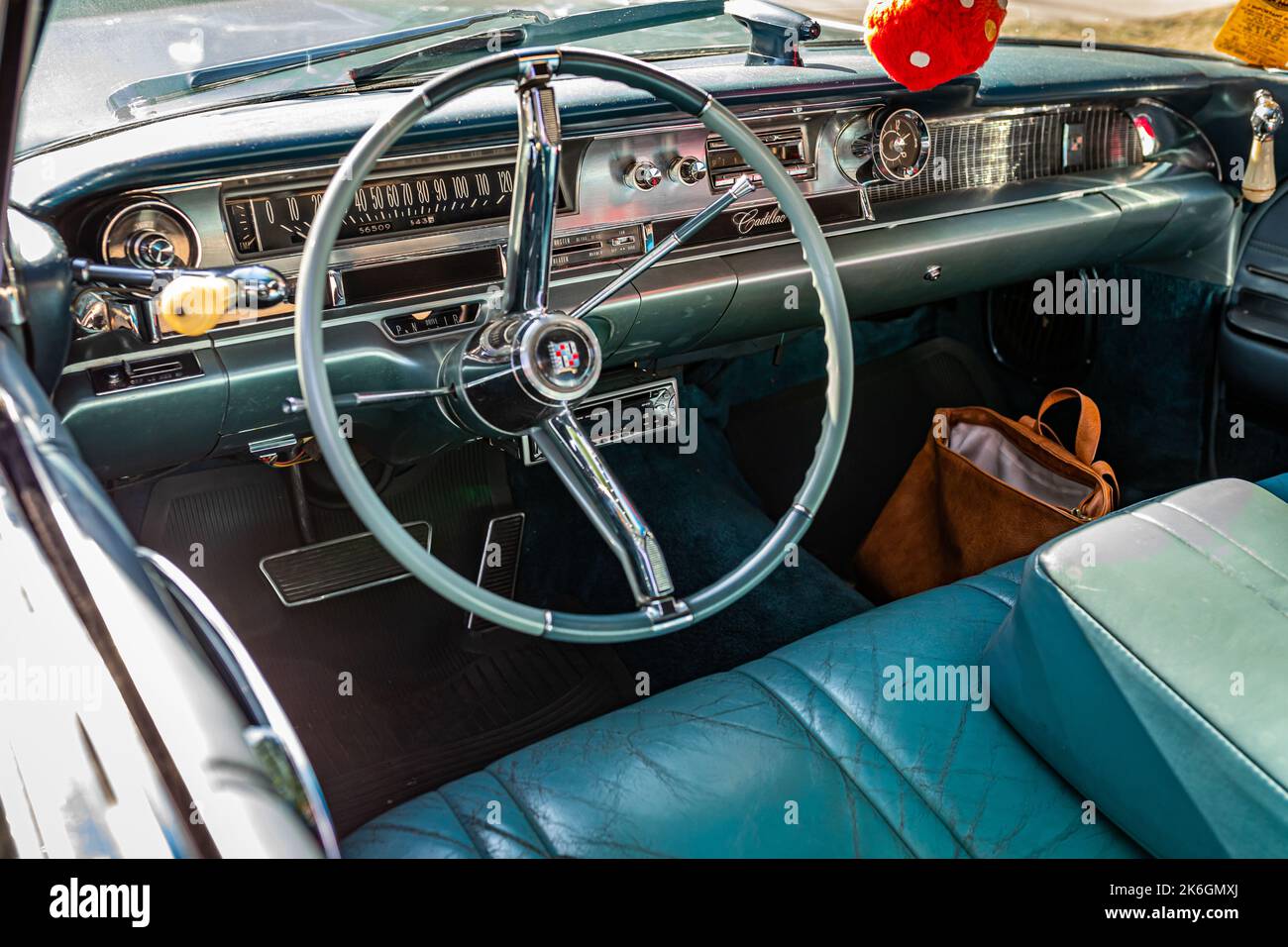 Falcon Heights, MN - 19 giugno 2022: Vista prospettica dettagliata dell'abitacolo di una Cadillac Serie 62 convertibile 1962 in occasione di una fiera automobilistica locale. Foto Stock