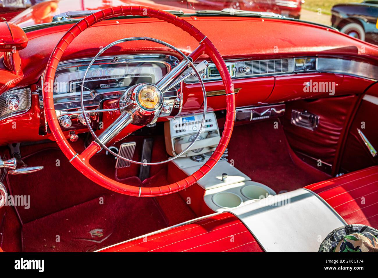 Falcon Heights, MN - 19 giugno 2022: Vista prospettica dettagliata dell'abitacolo di una Cadillac Serie 62 convertibile 1955 in occasione di una fiera automobilistica locale. Foto Stock