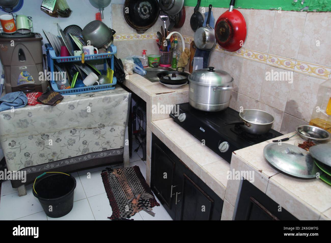 Ritratto della realtà della cucina di alcuni residenti di Giacarta Foto Stock