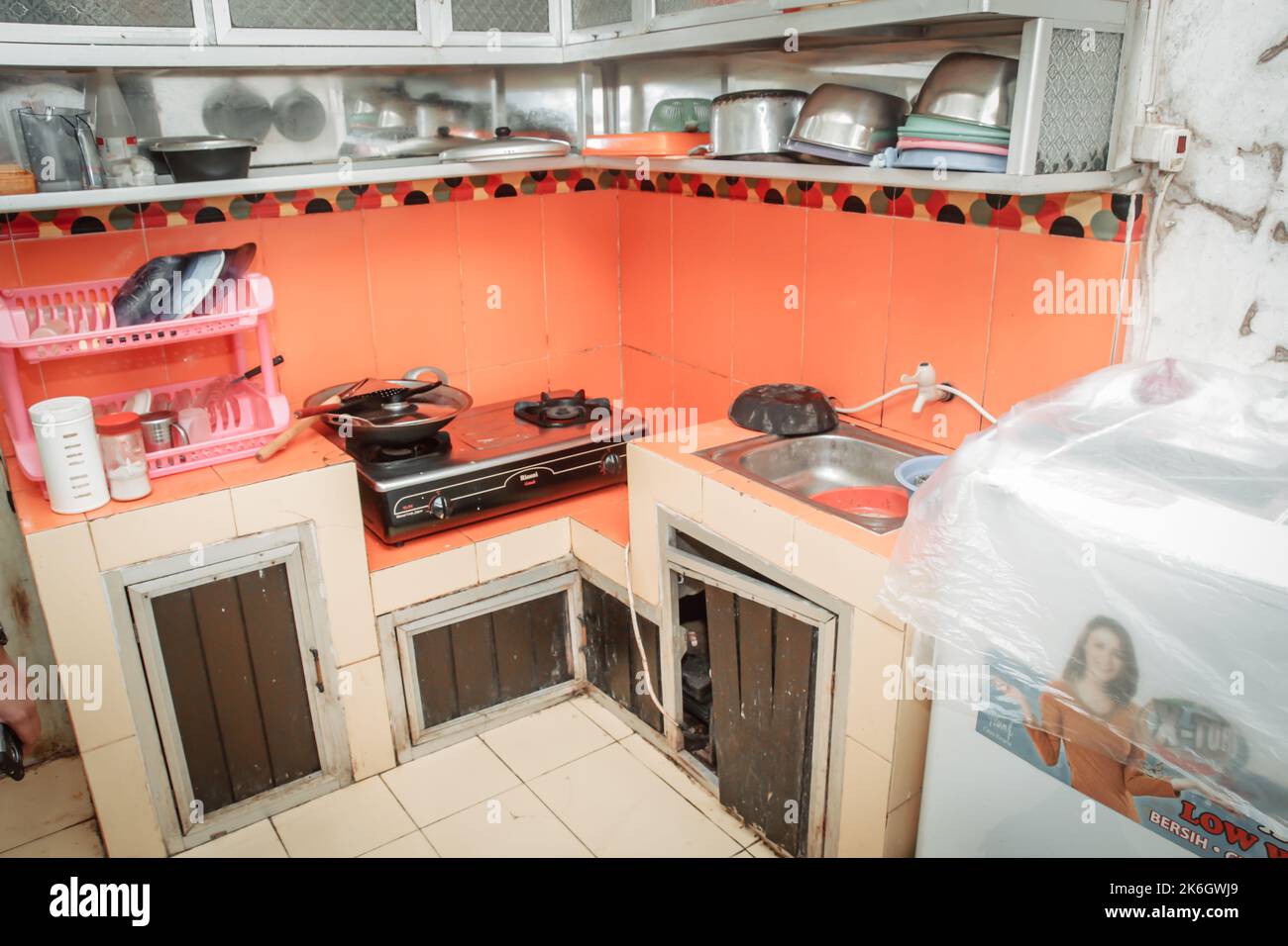 Ritratto della realtà della cucina di alcuni residenti di Giacarta Foto Stock