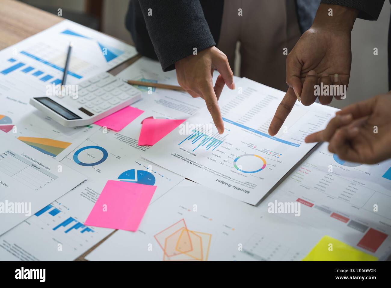 Consulente donna d'affari, due persone d'affari che parlano, la pianificazione analizzare gli investimenti e il marketing sul tablet in ufficio. Foto Stock