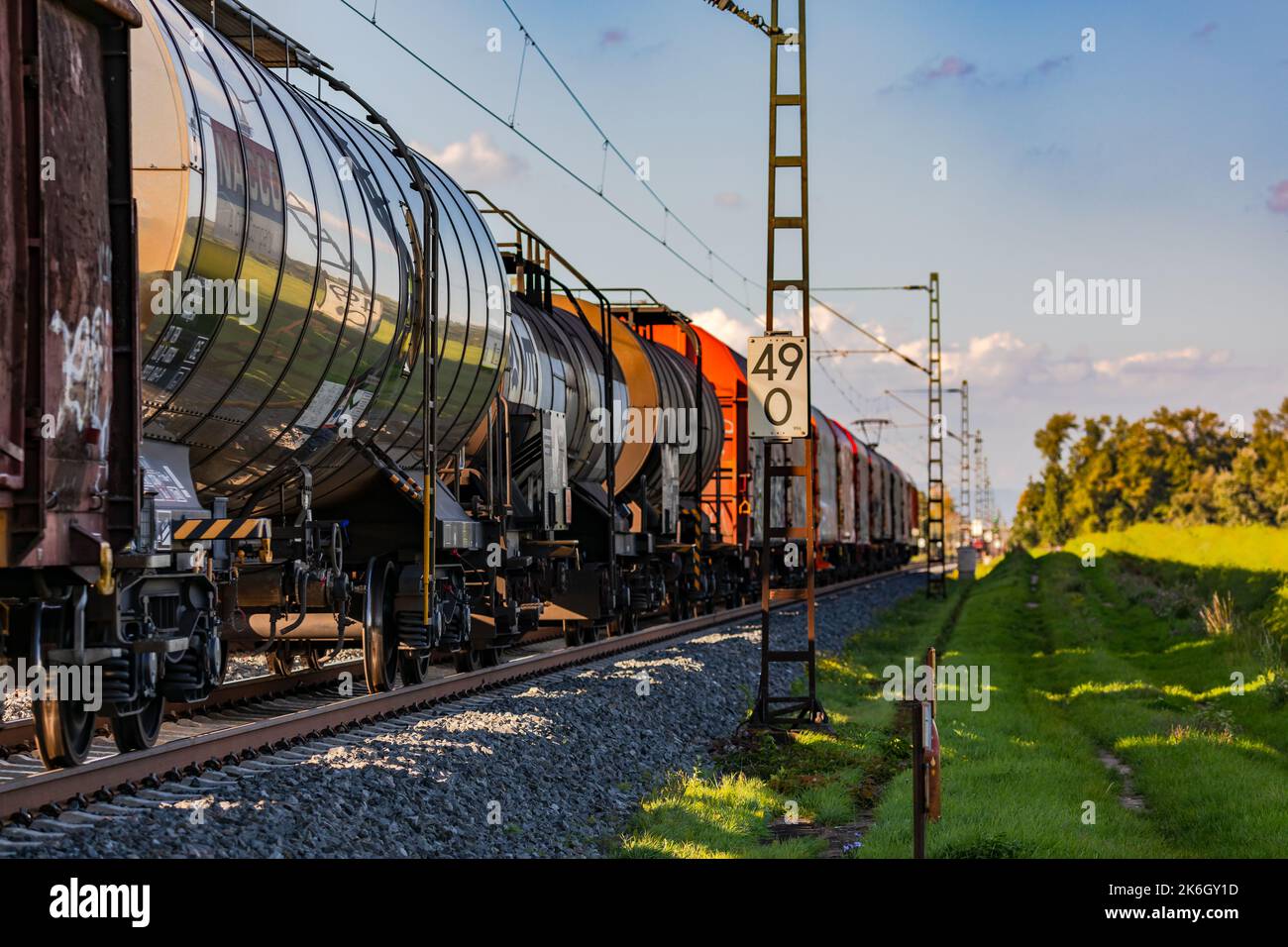 Un treno merci che trasporta merci e che attraversa una zona rurale, in autunno, in Germania Foto Stock