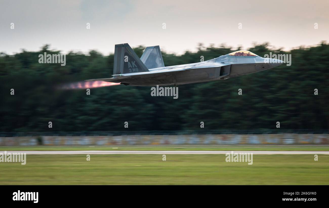 Velivoli tattici da combattimento stealth americani della 5th generazione Lockheed Martin F-22 Raptor in Europa, la Slovak International Air Fest SIAF 2022 Foto Stock