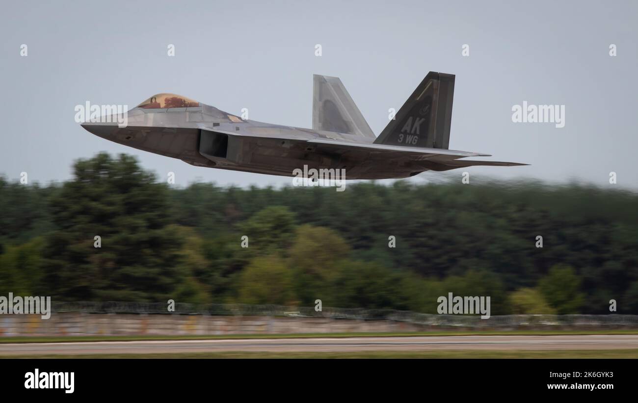 Velivoli tattici da combattimento stealth americani della 5th generazione Lockheed Martin F-22 Raptor in Europa, la Slovak International Air Fest SIAF 2022 Foto Stock