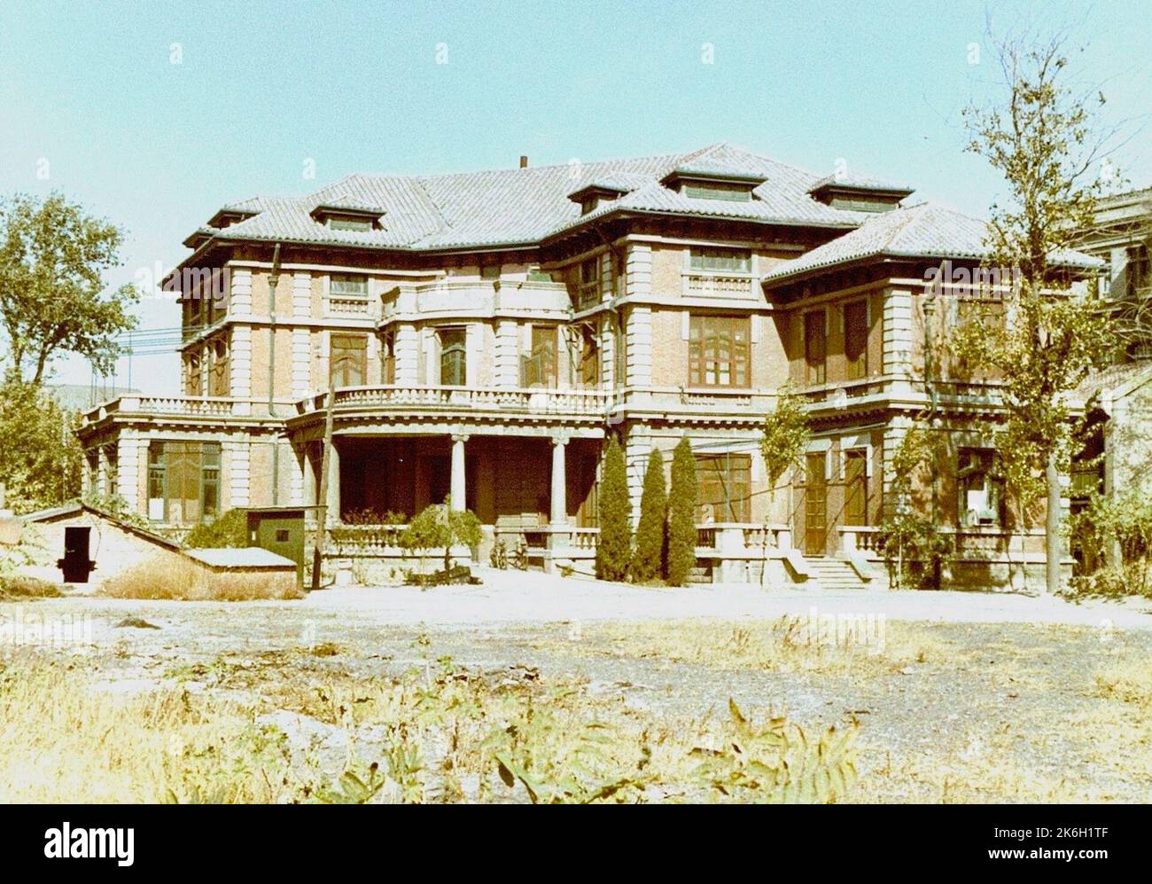 Tianjin, Cina 1981. Un'ex casa di mercanti occidentali nella vecchia area di concessione straniera Foto Stock