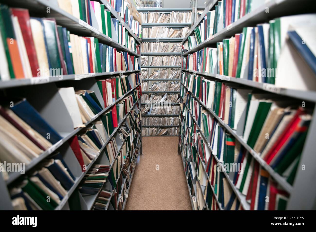 File di cartelle cliniche in un ospedale o in una clinica. Schede paziente. Foto Stock