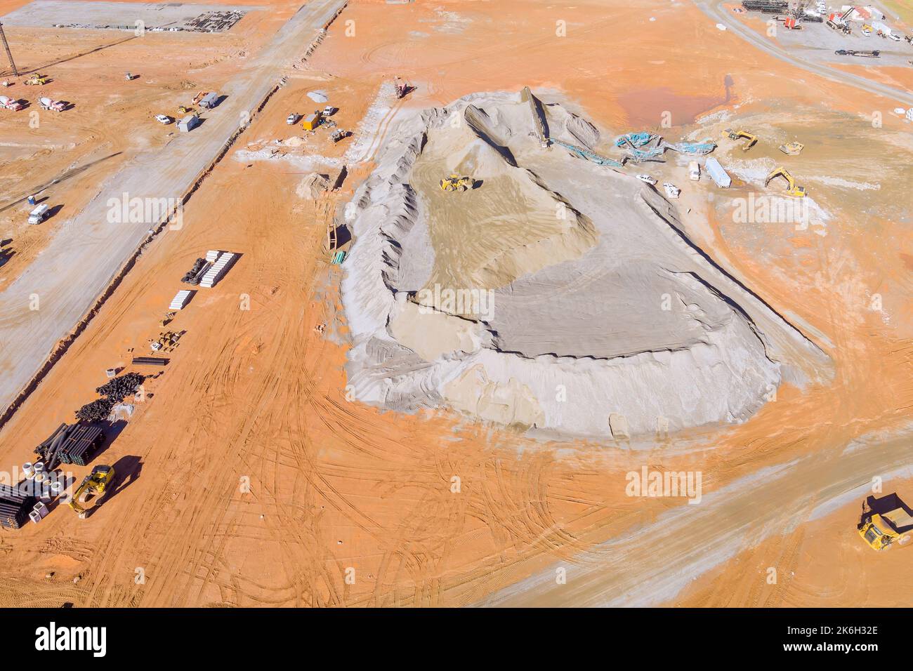 Attrezzatura di frantumazione di pietre panoramiche sul nastro trasportatore meccanico per polverizzare pietre da roccia per la produzione di ghiaia Foto Stock