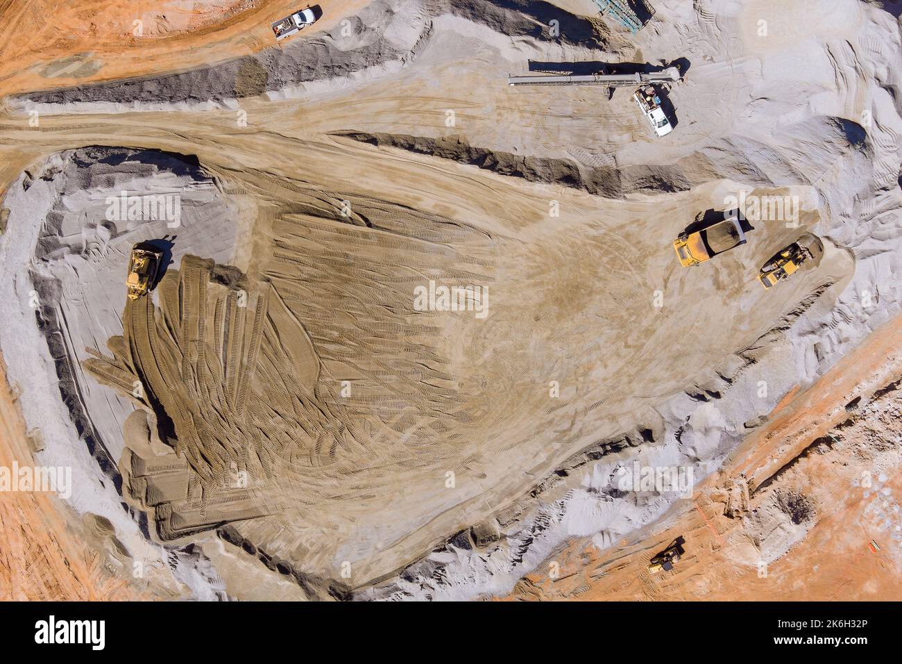 Attrezzatura per la frantumazione delle pietre utilizzata per le pietre da roccia per produrre ghiaia sul nastro trasportatore meccanico Foto Stock