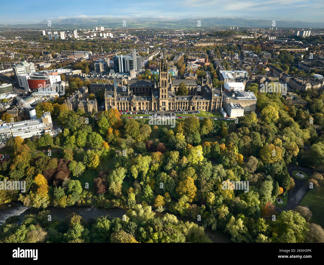 Vista aerea dell'Università di Glasgow con il Kelvingrove Park e il fiume Kelvin con il nuovo campus sul lato sinistro. Foto Stock