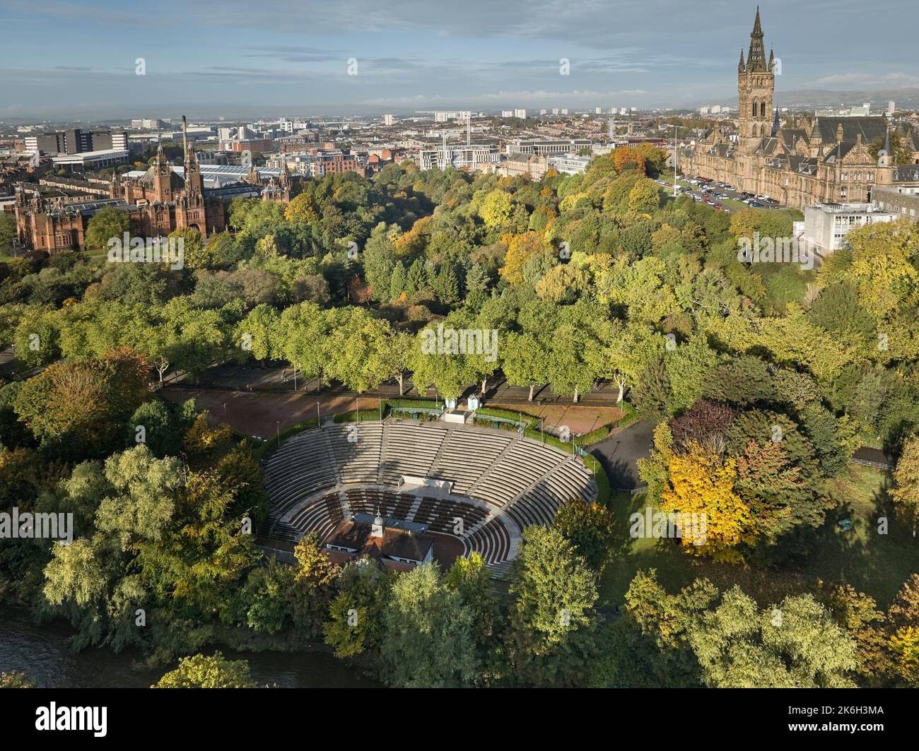 Vista aerea dell'Università di Glasgow con il Bandstand nel Kelvingrove Park in primo piano. Foto Stock