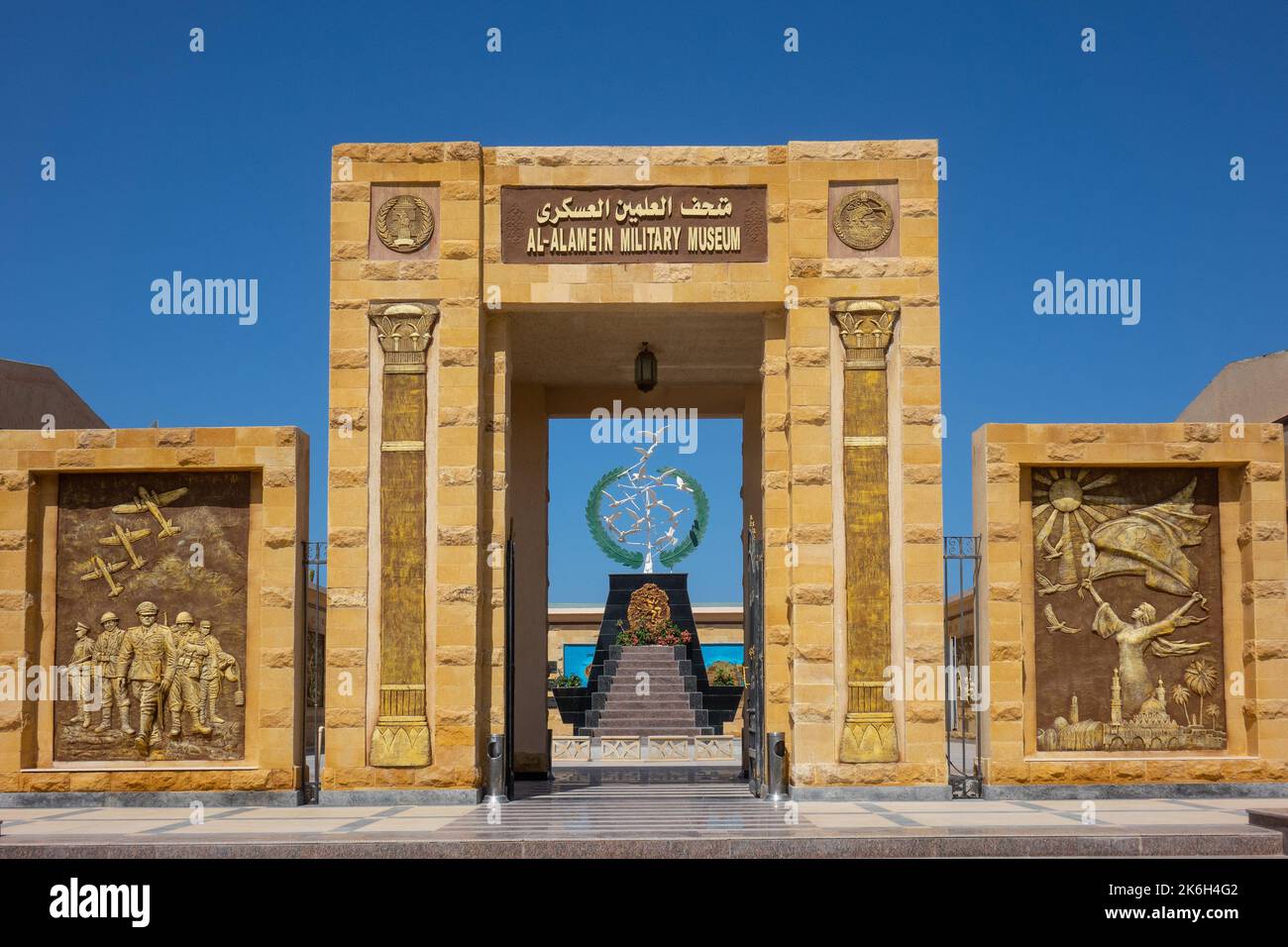 Egitto, El Alamein monumento ai caduti, ingresso al museo Foto Stock