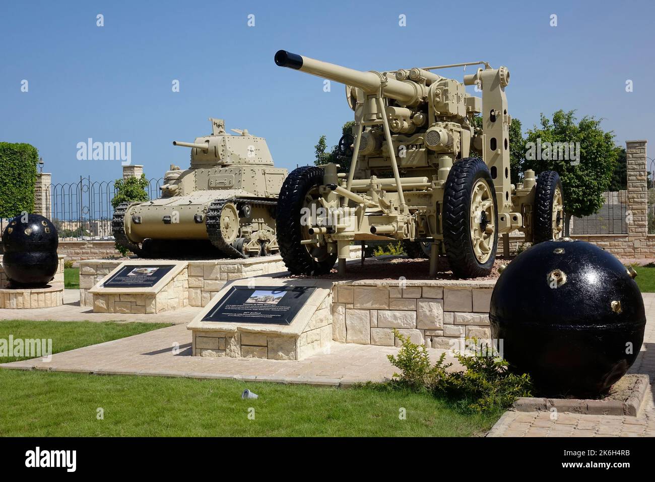 Egitto, El Alamein monumento ai caduti, museo, artiglieria e canotta Foto Stock