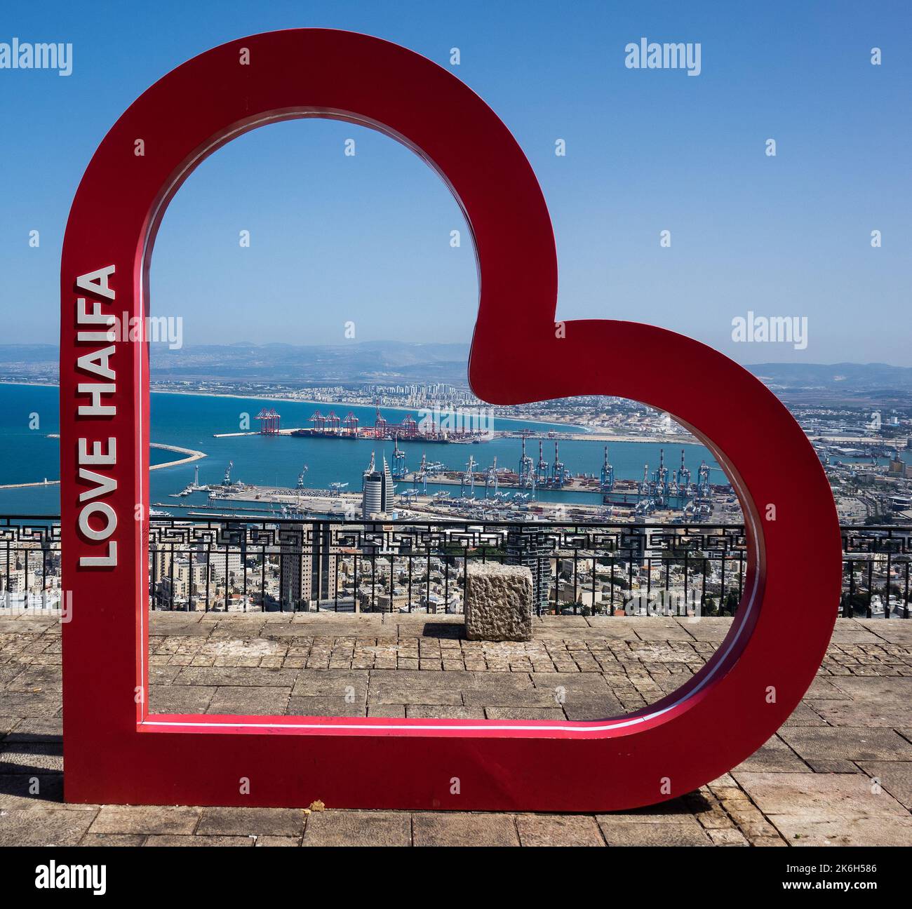 Israele, Haifa, vista della città attraverso il simbolo 'Love' dal Monte Carmelo Foto Stock