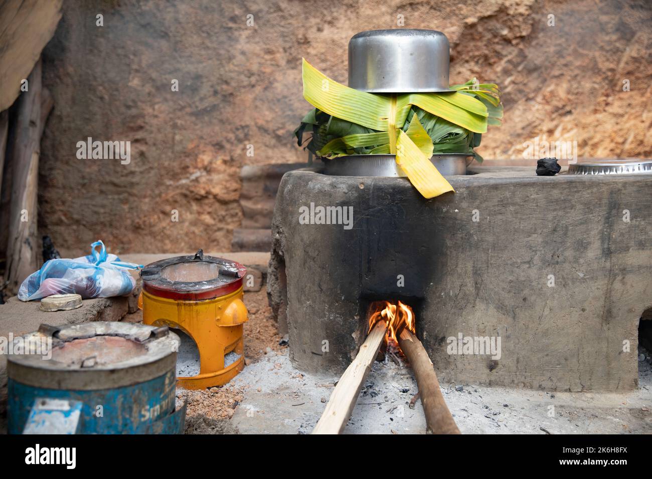 Le stufe a combustibile efficiente, come quella vista qui nel distretto del Kasese, Uganda, usano meno legna da ardere e sono più sane perché generano meno fumo. Foto Stock