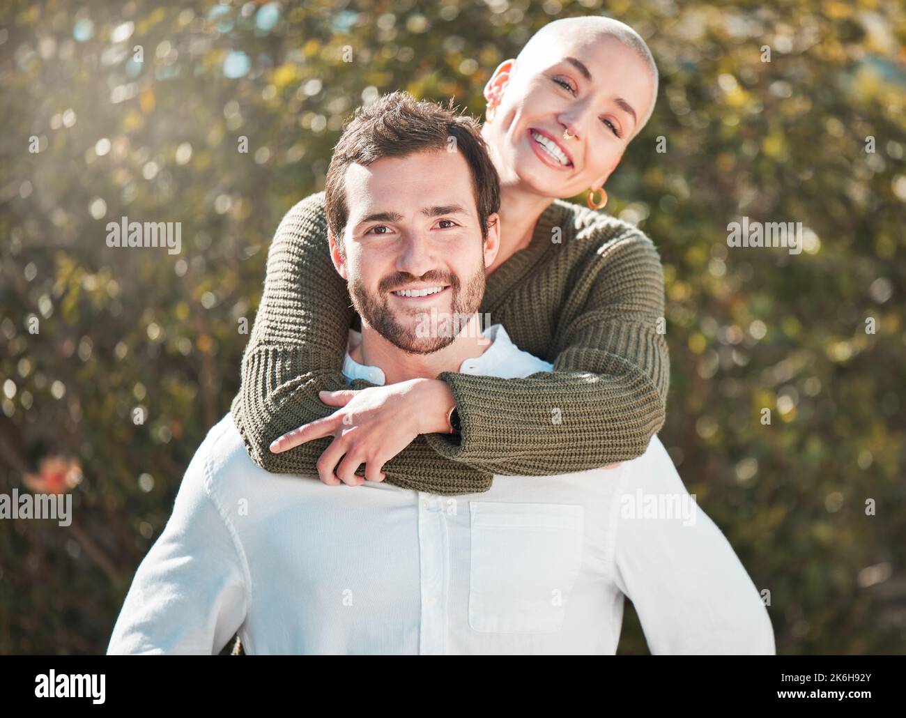 Il mio partner nella vita. Ritratto corto di un bel giovane uomo piggybacking sua moglie all'aperto. Foto Stock