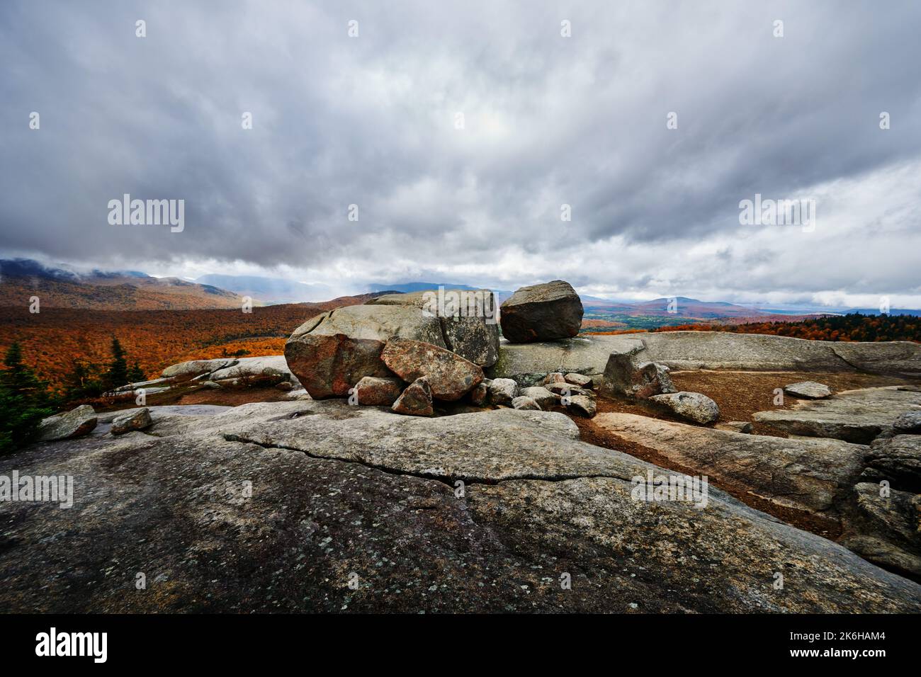 Vista dalla cima del percorso roccioso bilanciato, le montagne Adirondack, New York state Foto Stock
