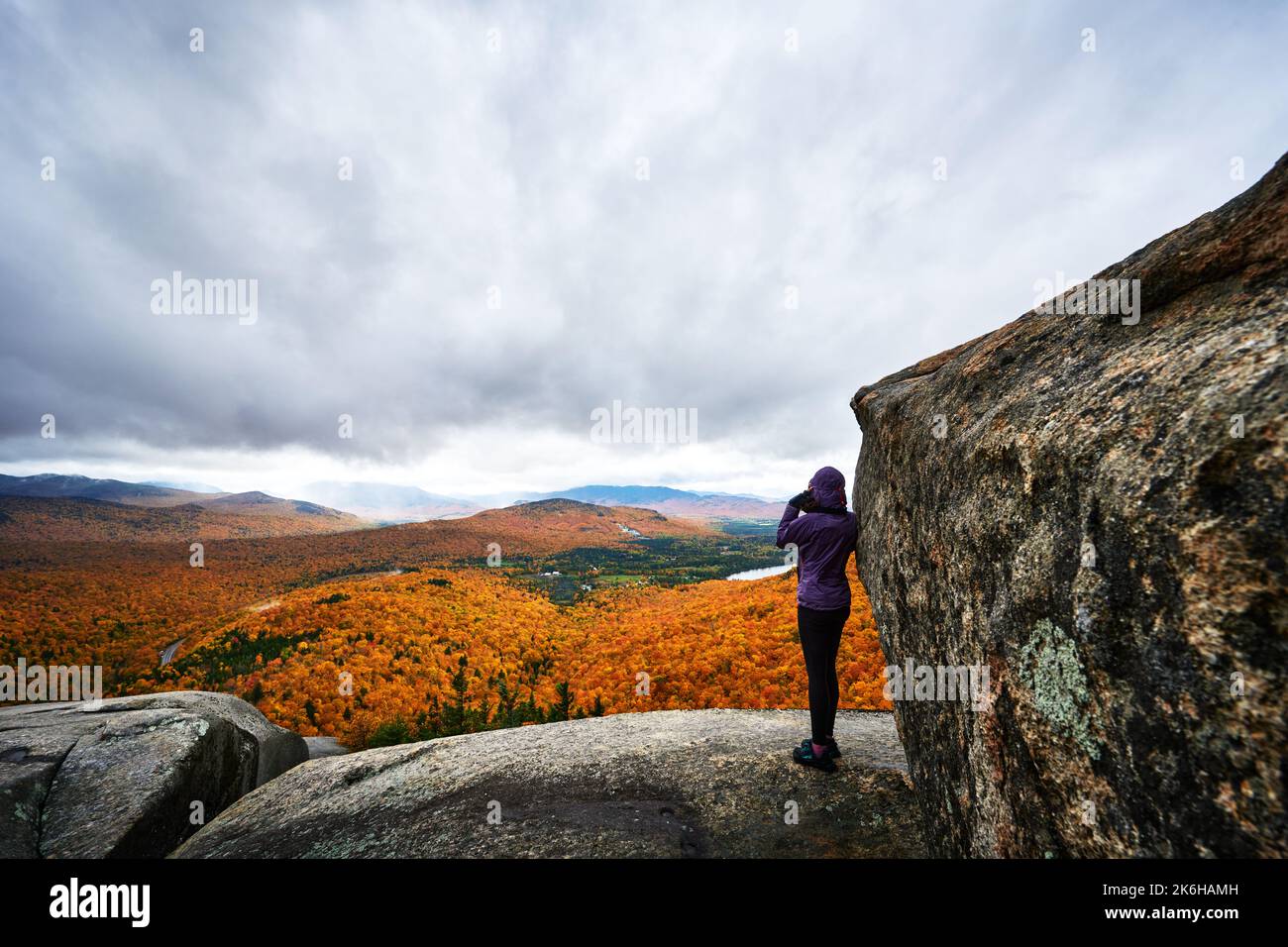 Vista dalla cima del percorso roccioso bilanciato, le montagne Adirondack, New York state Foto Stock