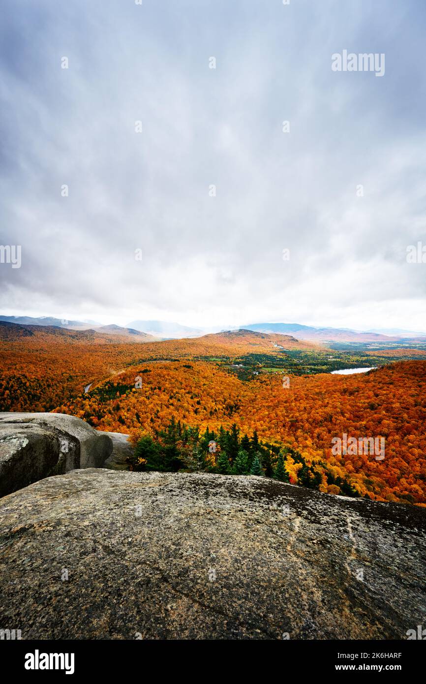 Vista dalla cima del percorso roccioso bilanciato, le montagne Adirondack, New York state Foto Stock