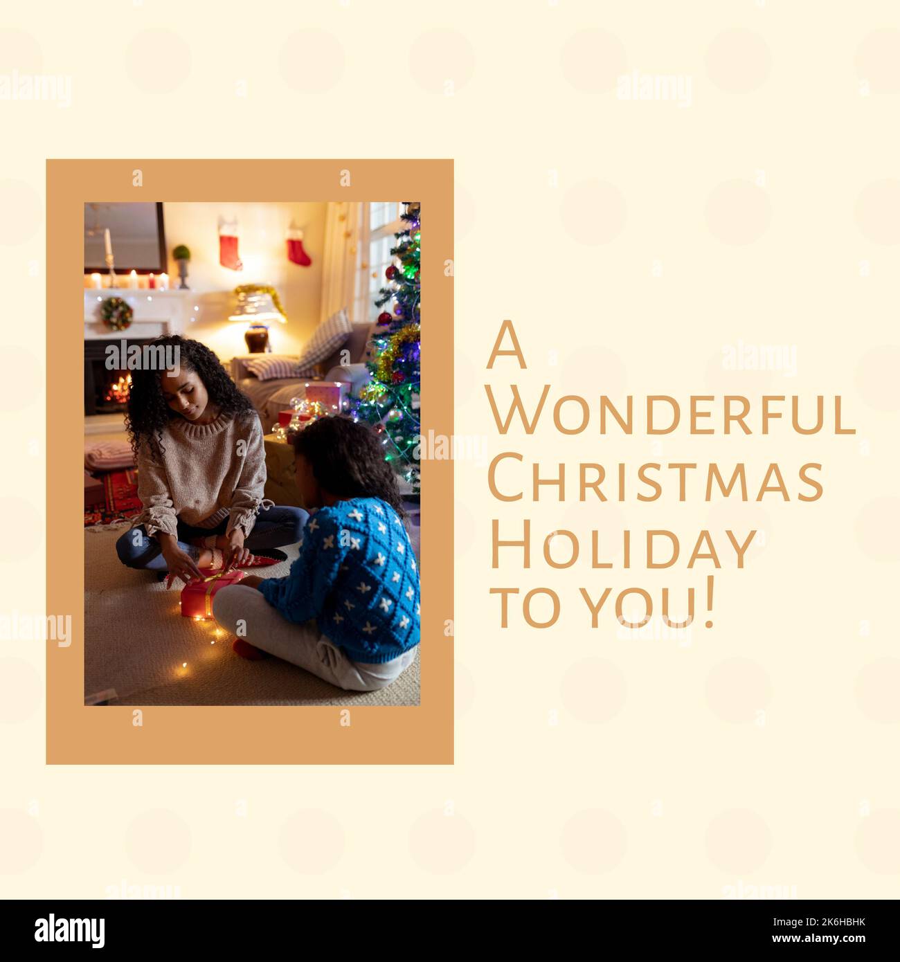 Composizione di auguri di natale e donna biraciale con figlia su sfondo giallo Foto Stock