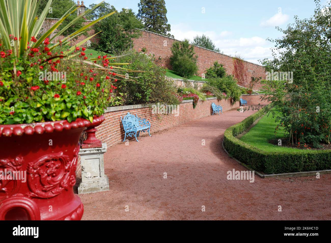 Il giardino murato della Regina Elisabetta a Dumfries House, nell'Ayrshire, Scozia Foto Stock