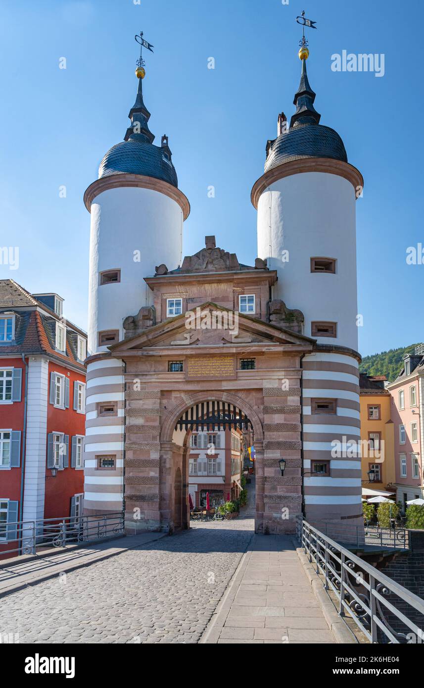 Il vecchio cancello del ponte storico con due torri a Heidelberg , Baden Wuerttemberg, Germania, Europa Foto Stock