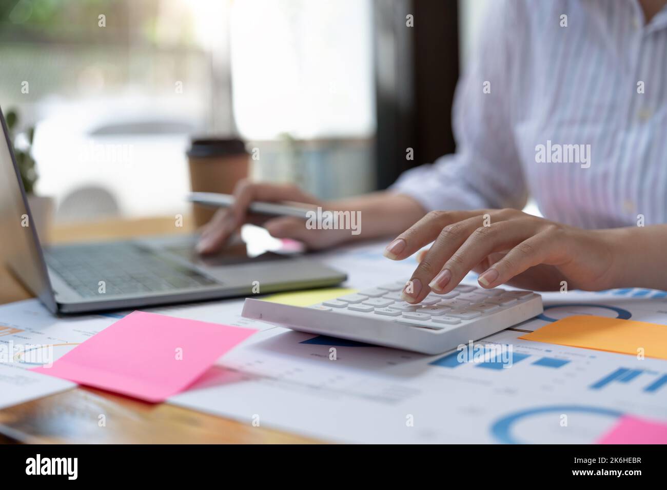 Contabile ispettore finanziario segretario fare rapporto, calcolo o saldo di controllo. Documento di controllo dell'ispettore del servizio di ricavo interno. Controllo Foto Stock