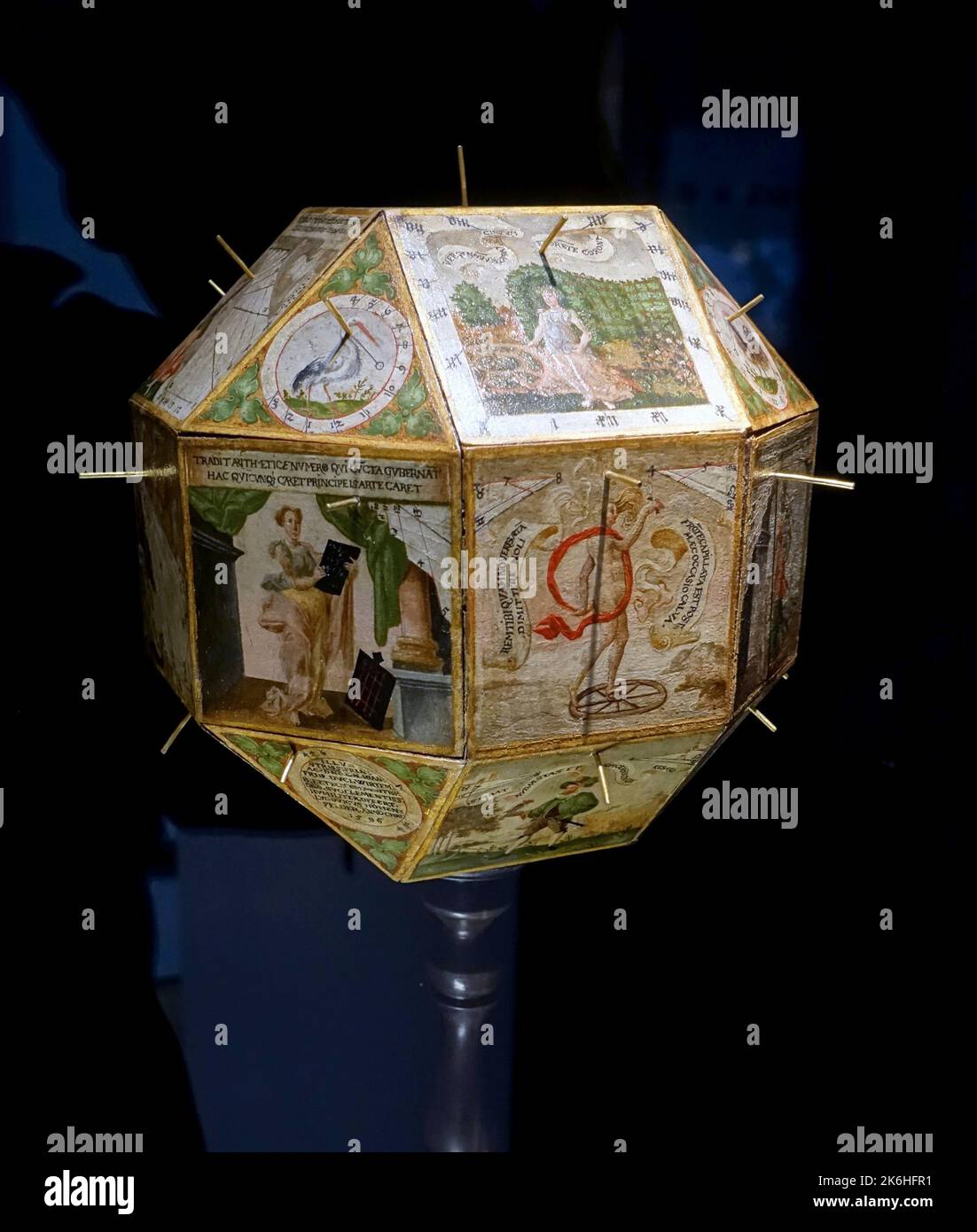 Meridiana poliedrica di Ludwig von Hohenfeld, con 17 diverse meridiane per la regione tra Tubingen e Stoccarda, Germania, 1596, legno, carta, ferro, ottone Foto Stock