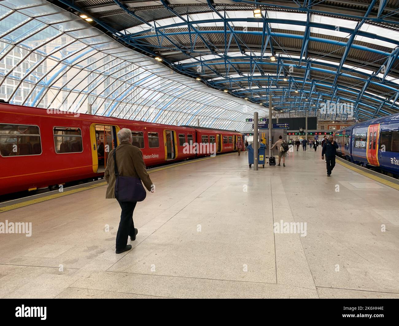 Londra, Regno Unito. 12th ottobre 2022. Piattaforme alla stazione di Waterloo a Londra. Al momento non sono previsti ulteriori scioperi ferroviari nazionali, tuttavia i treni delle East Midlands Railway subiranno un impatto sugli scioperi il 17th e 18th ottobre 2022. Credito: Maureen McLean/Alamy Foto Stock