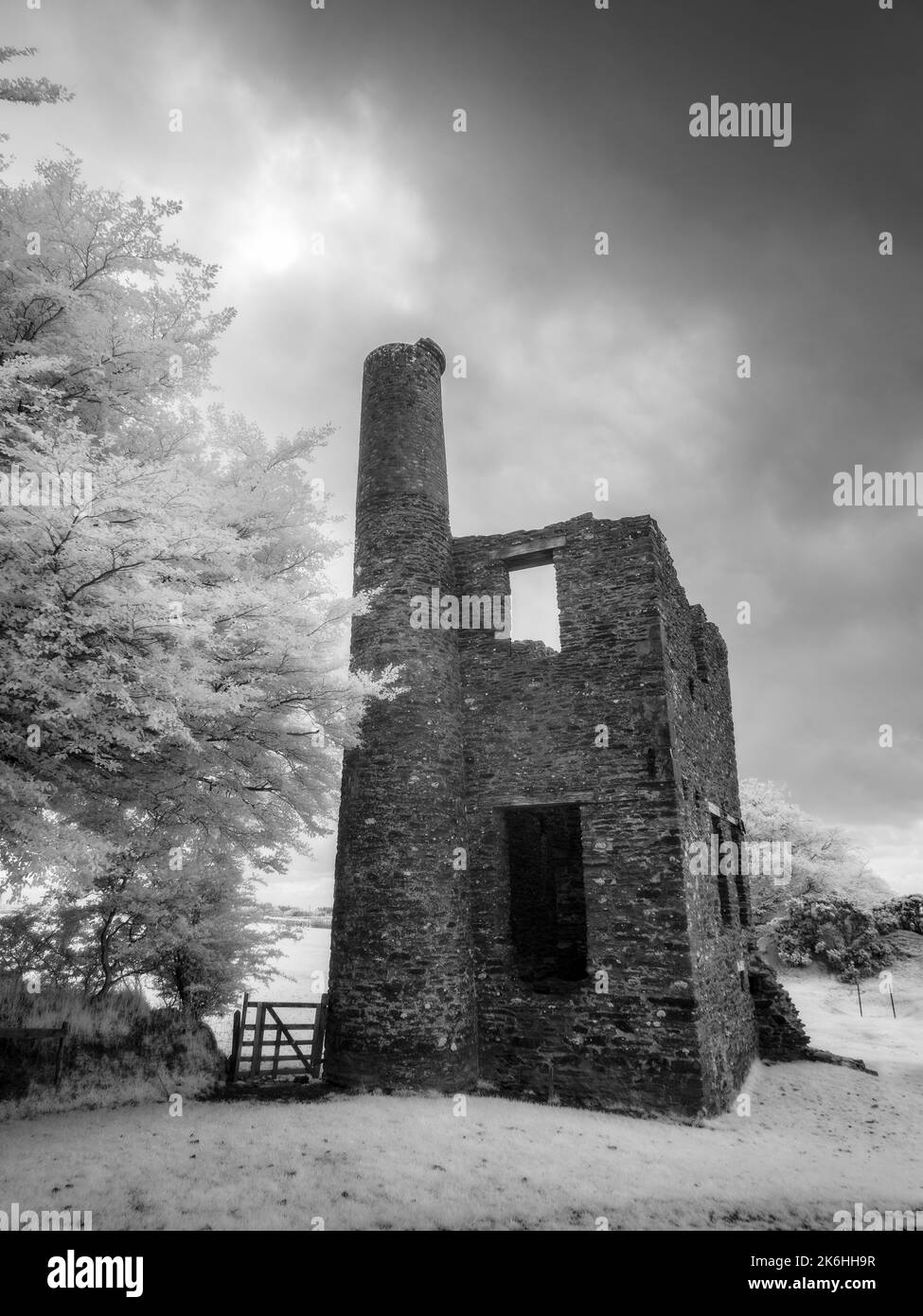 Un'immagine a infrarossi in bianco e nero del vecchio Engine House a Burrow Farm Mine a Brendon Hill nel Parco Nazionale di Exmoor, Somerset, Inghilterra. Foto Stock