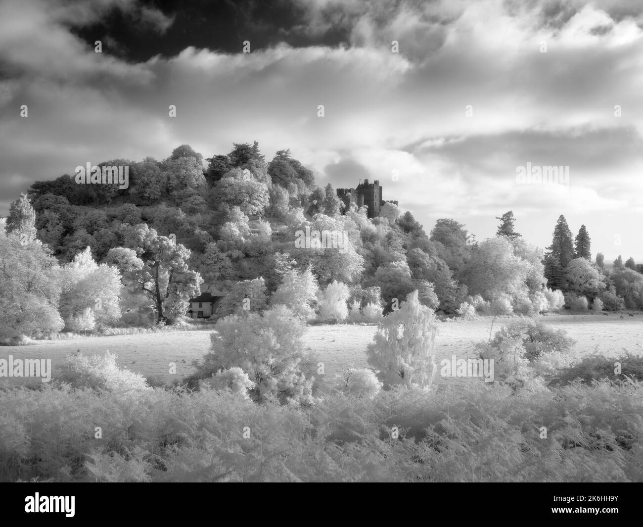 Un'immagine a infrarossi in bianco e nero del Castello di Dunster ai margini del Parco Nazionale di Exmoor, Somerset, Inghilterra. Foto Stock