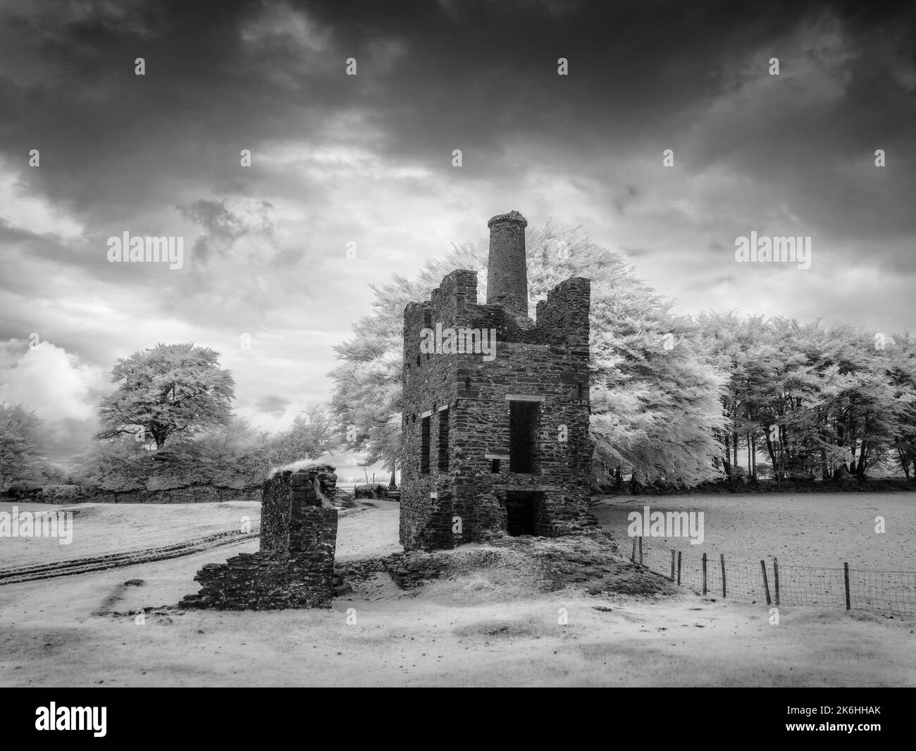 Un'immagine a infrarossi in bianco e nero del vecchio Engine House a Burrow Farm Mine a Brendon Hill nel Parco Nazionale di Exmoor, Somerset, Inghilterra. Foto Stock