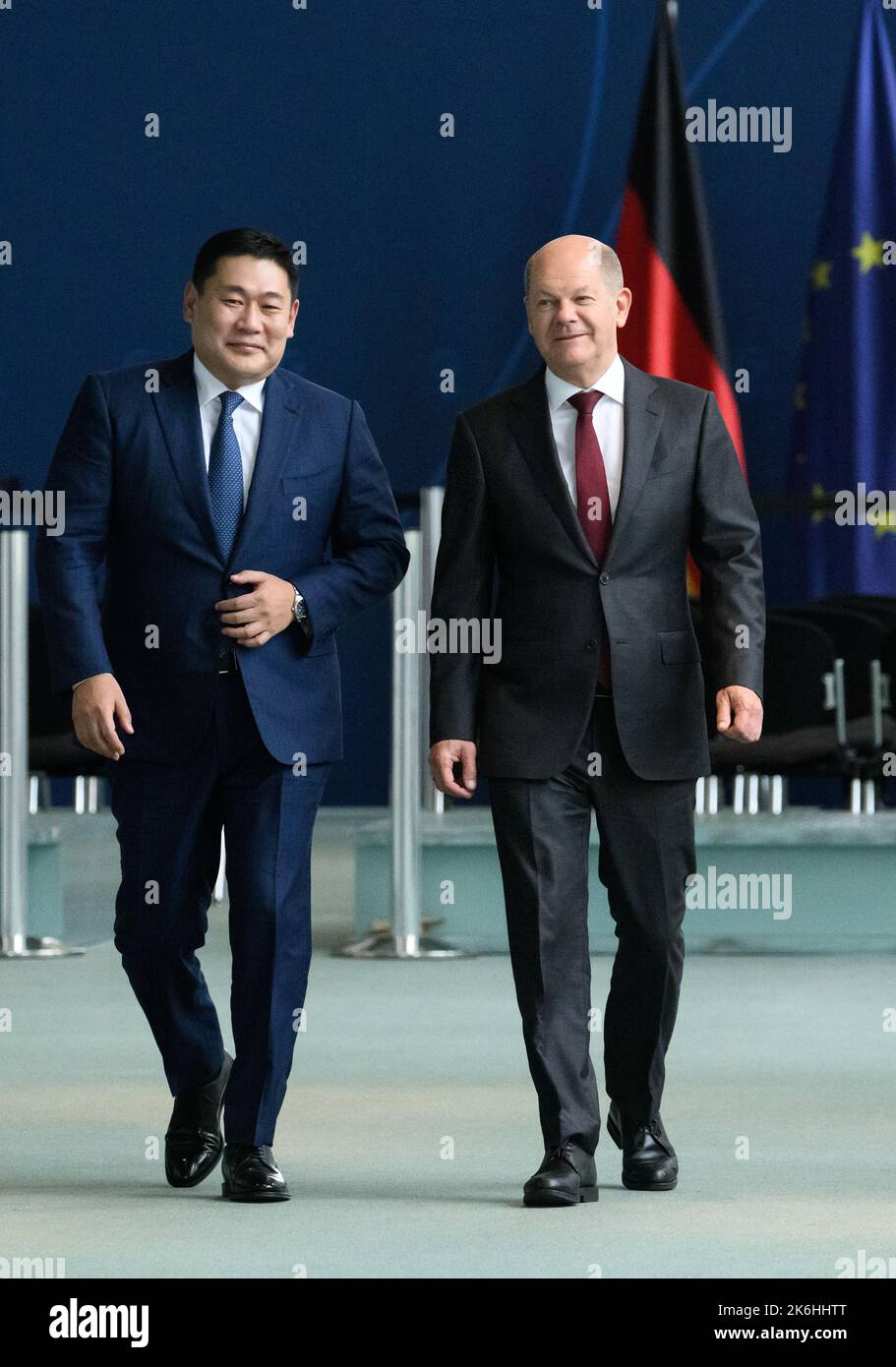 Berlino, Germania. 14th Ott 2022. Il Cancelliere tedesco OLAF Scholz (SPD, r) e Luvsannamsrain Oyun-Erdene, primo Ministro della Mongolia, arrivano per una conferenza stampa dopo i colloqui presso l'Ufficio del Cancelliere. Credit: Bernd von Jutrczenka/dpa/Alamy Live News Foto Stock