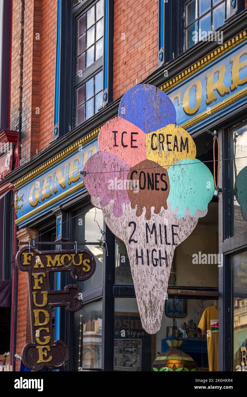 Cripple Creek, CO - 9 luglio 2022: Cartello "Ice Cream Cones 2 Mile High" su un negozio. Foto Stock