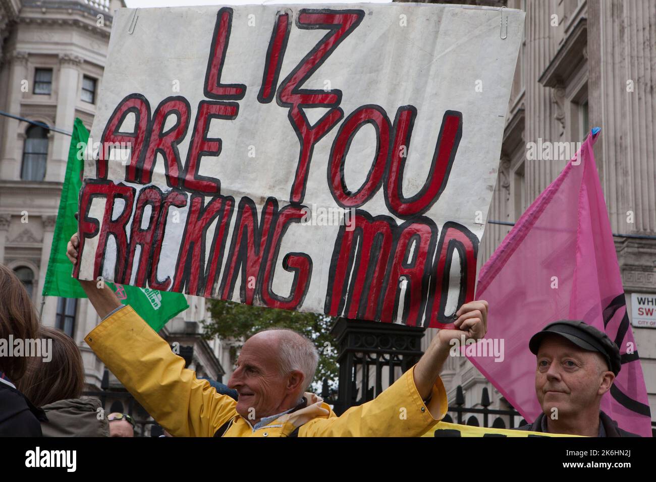 Londra, Regno Unito, 14 ottobre 2022: Extinction Rebellion ha iniziato un Festival della resistenza con un rally a Trafalgar Square, poi ha marciato verso Whitehall fino a Downing Street, dove hanno simbolicamente bruciato bollette energetiche. Lo slogan della protesta era "non possiamo permetterci questo”, riferendosi sia alle bollette energetiche nel costo della crisi vivente che alla crisi climatica causata dalla combustione di combustibili fossili. Anna Watson/Alamy Live News Foto Stock