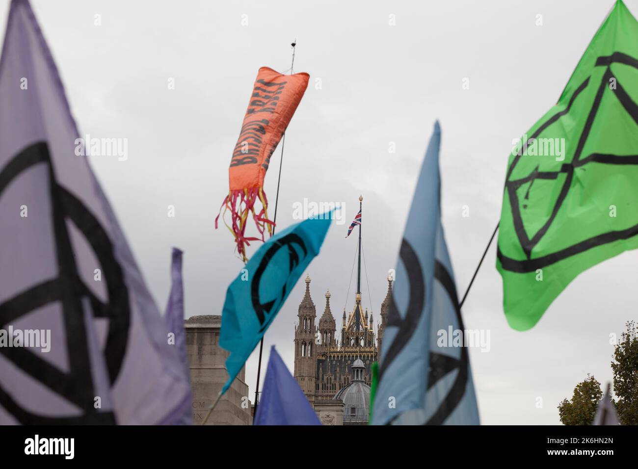 Londra, Regno Unito, 14 ottobre 2022: Extinction Rebellion ha iniziato un Festival della resistenza con un rally a Trafalgar Square, poi ha marciato verso Whitehall fino a Downing Street, dove hanno simbolicamente bruciato bollette energetiche. Lo slogan della protesta era "non possiamo permetterci questo”, riferendosi sia alle bollette energetiche nel costo della crisi vivente che alla crisi climatica causata dalla combustione di combustibili fossili. Anna Watson/Alamy Live News Foto Stock