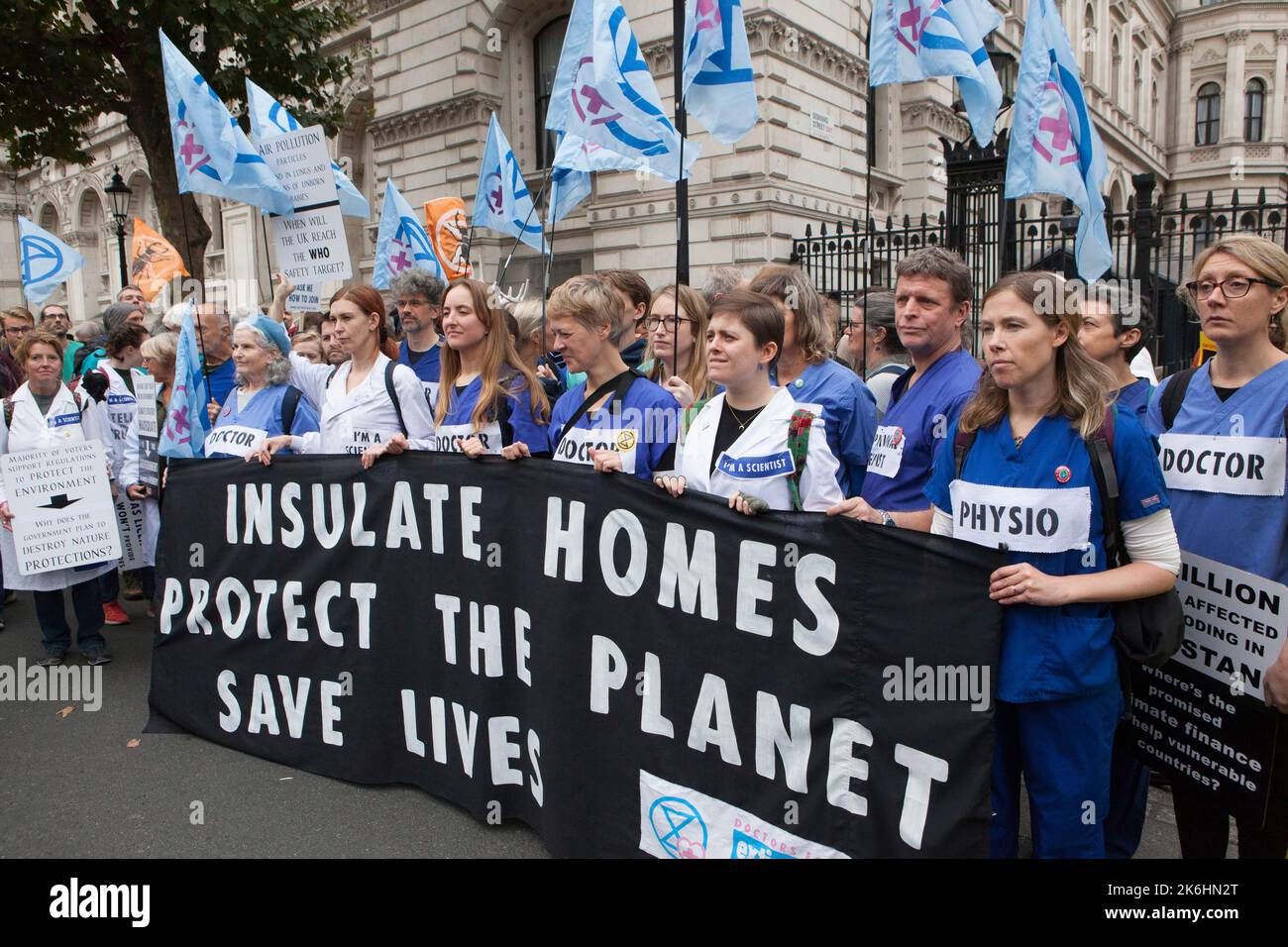Londra, Regno Unito, 14 ottobre 2022: Extinction Rebellion ha iniziato un Festival della resistenza con un rally a Trafalgar Square, poi ha marciato verso Whitehall fino a Downing Street, dove hanno simbolicamente bruciato bollette energetiche. Lo slogan della protesta era "non possiamo permetterci questo”, riferendosi sia alle bollette energetiche nel costo della crisi vivente che alla crisi climatica causata dalla combustione di combustibili fossili. Anna Watson/Alamy Live News Foto Stock