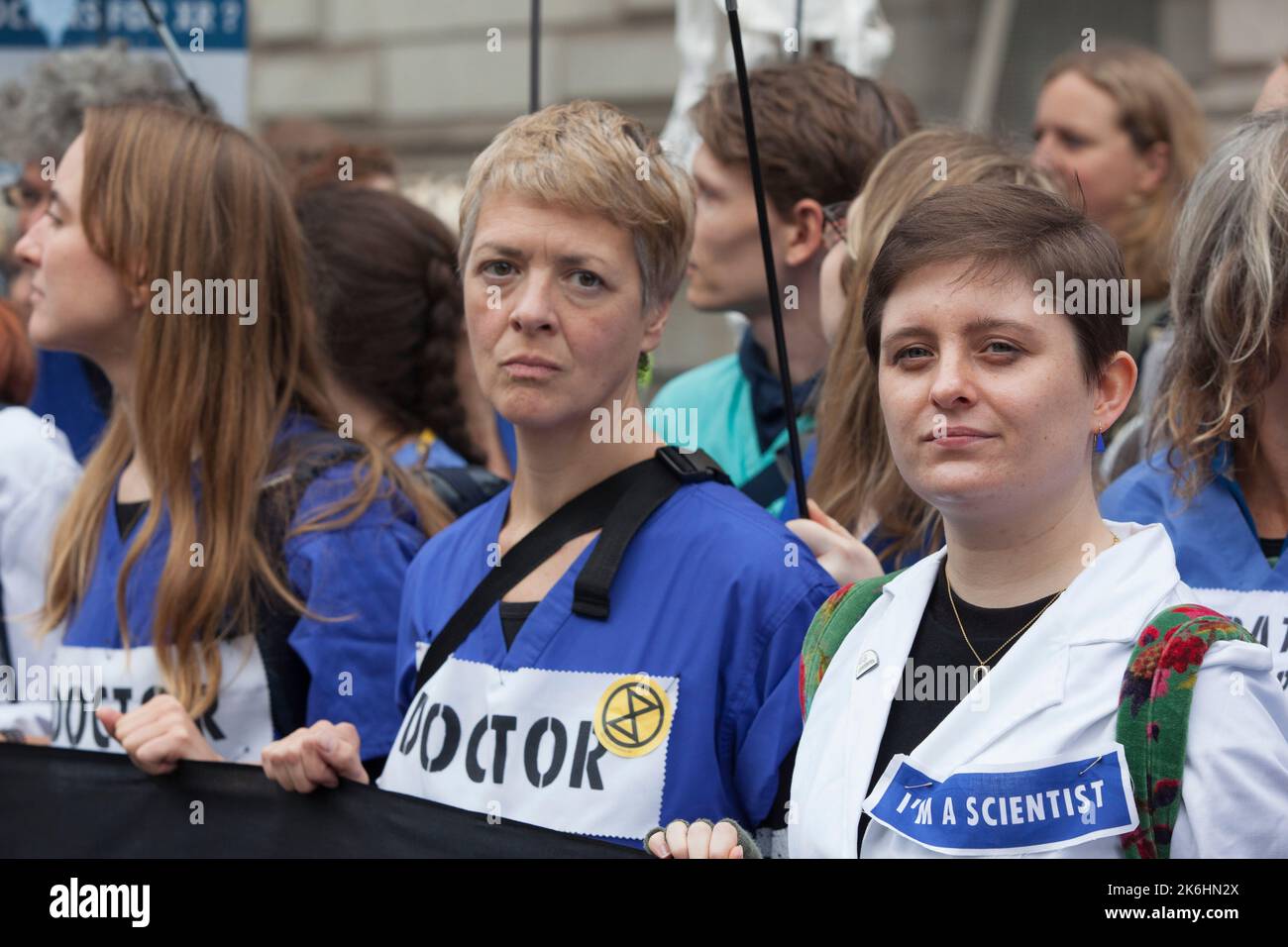 Londra, Regno Unito, 14 ottobre 2022: Extinction Rebellion ha iniziato un Festival della resistenza con un rally a Trafalgar Square, poi ha marciato verso Whitehall fino a Downing Street, dove hanno simbolicamente bruciato bollette energetiche. Lo slogan della protesta era "non possiamo permetterci questo”, riferendosi sia alle bollette energetiche nel costo della crisi vivente che alla crisi climatica causata dalla combustione di combustibili fossili. Anna Watson/Alamy Live News Foto Stock