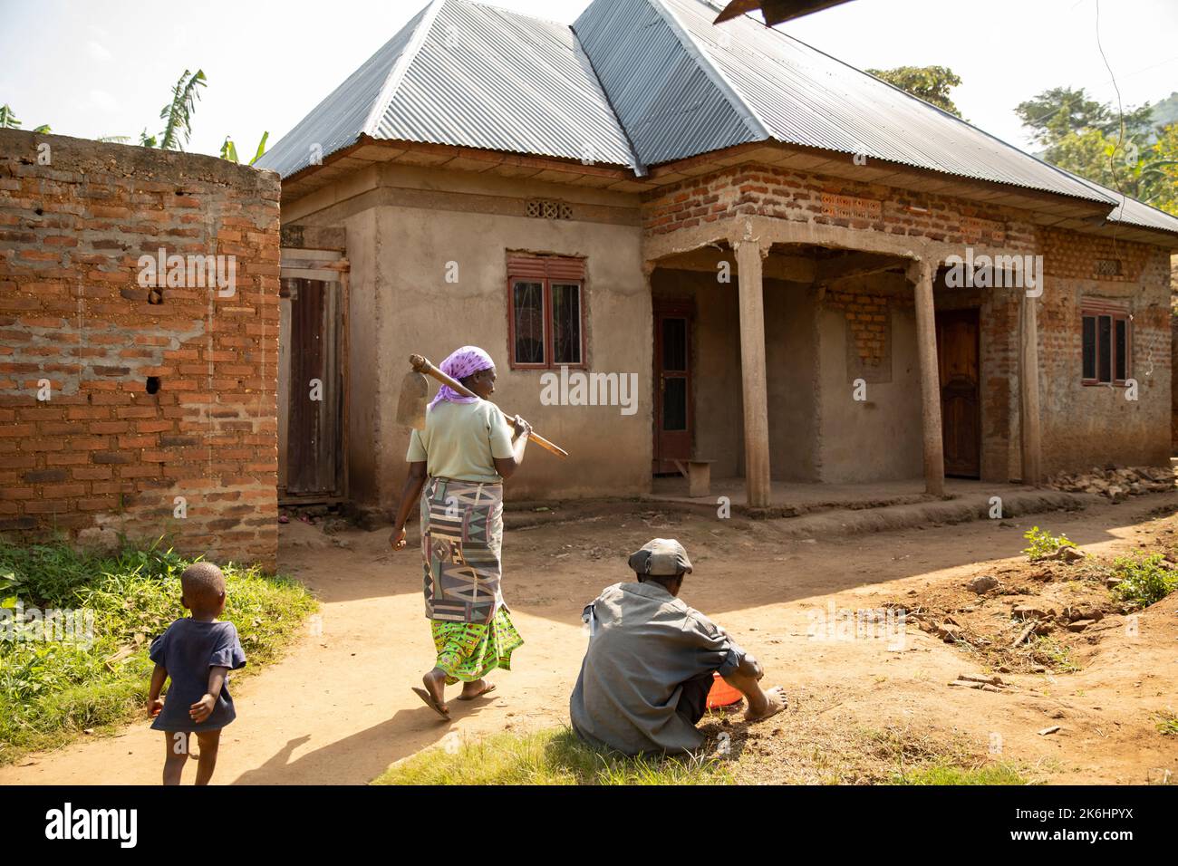 Miglioramento dell'abitazione familiare di mattoni nel distretto rurale di Kasese, Uganda, Africa orientale. Foto Stock