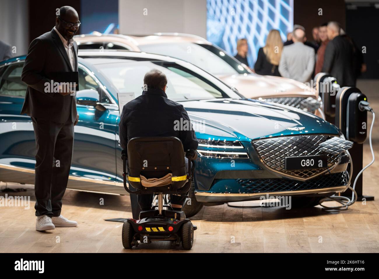 Un disabile su uno scooter a mobilità guarda le auto Bentley nello showroom del marchio nello spazio di vendita al dettaglio della centrale elettrica di Battersea, riaperta il 14th ottobre 2022, a Londra, Inghilterra. La centrale elettrica di Battersea è uno sviluppo residenziale e al dettaglio in rapida crescita sul sito della centrale elettrica a carbone di Gilbert Scott, che ha contribuito ad alimentare la capitale dal 1929 al 1975. Questa riapertura ha coinciso con il primo ministro Liz Truss che ha saccheggiato il suo cancelliere, Kwasi Kwarteng, in mezzo a una continua instabilità economica, il risultato del recente miini-budget del governo. Foto Stock