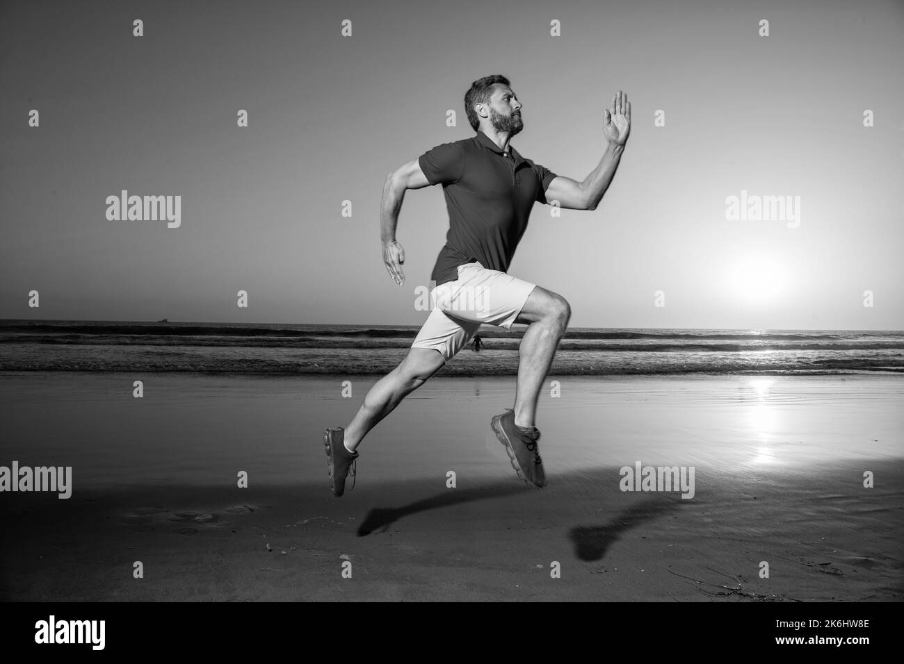 sprinter per adulti. atleta sportivo correre veloce per vincere al tramonto. attività di allenamento mattutina. Foto Stock