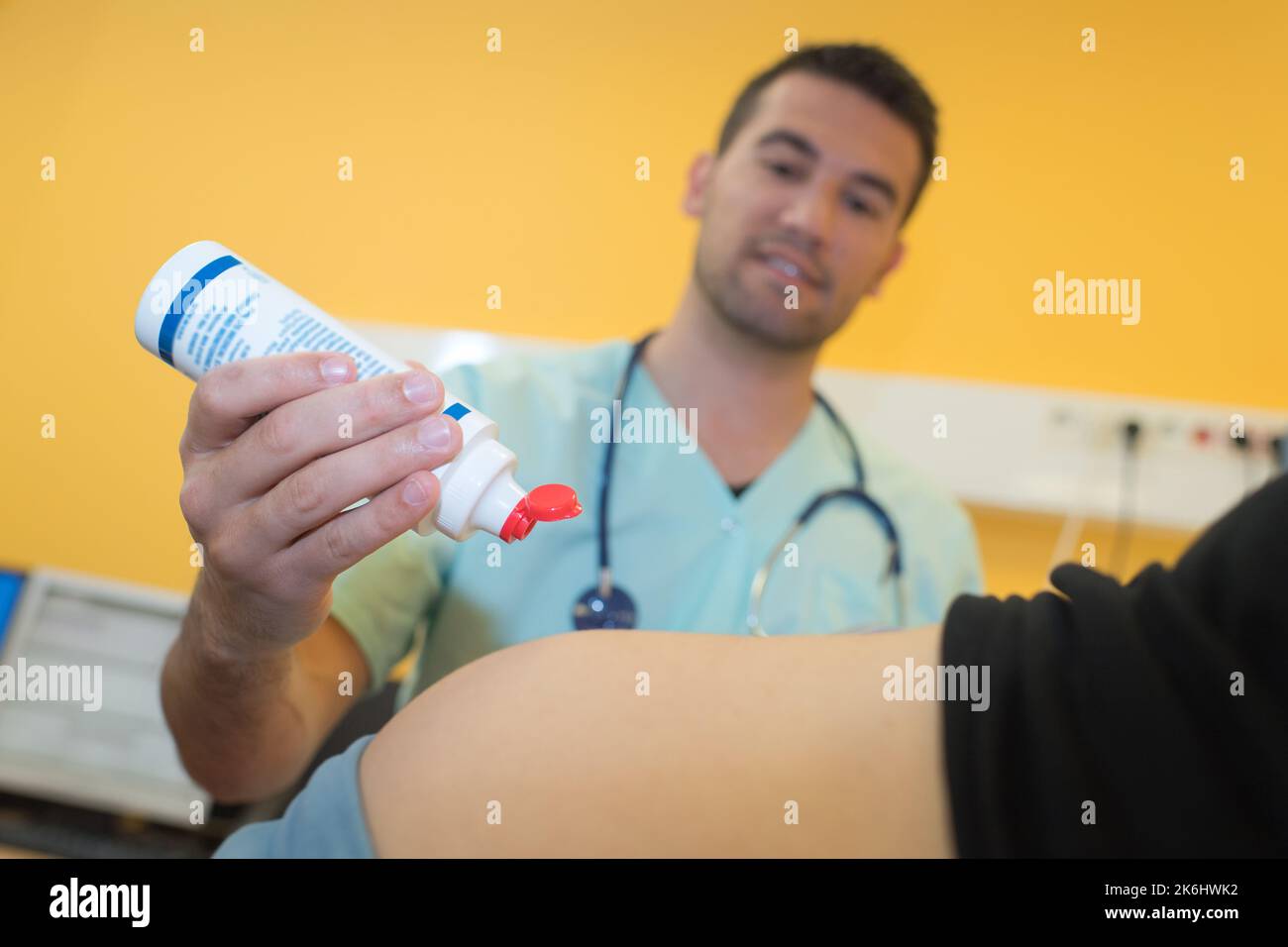 il medico che applica il gel al bump di ladys incinta per un ecografo Foto Stock