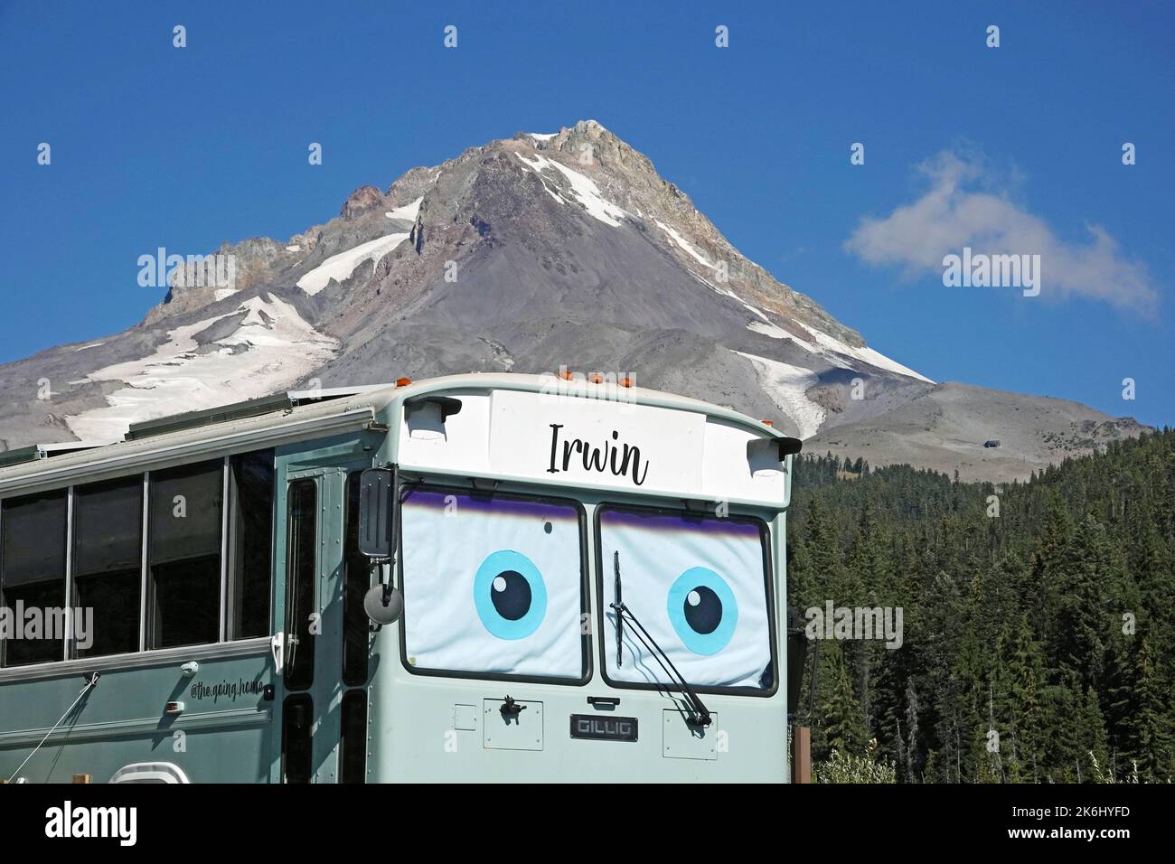 Un grande autobus, trasformato in camper, parcheggiato al White River Sno Park sotto Mount Hood, nelle Cascate dell'Oregon. Foto Stock