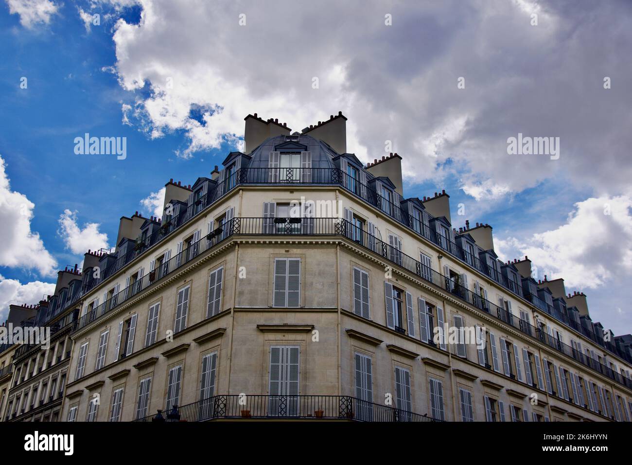 Edificio a Parigi contro un cielo blu e nuvoloso Foto Stock
