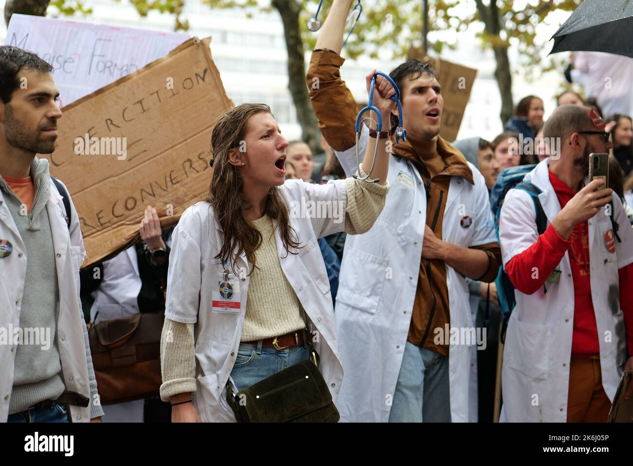 Parigi, Francia. 14th Ott 2022. Gli studenti di medicina vanno in sciopero e protestano contro una legge governativa a Parigi. Credit: Pierre Galan/Alamy Live News Foto Stock
